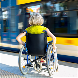 Afbeelding: mevrouw in rolstoel wacht op trein