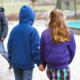 Afbeelding: Jongen en meisje hand in hand